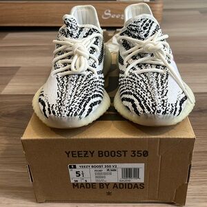 Adidas Yeezy boost 350 V2 / zyon size US 5.5
